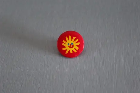 Barnknapp röd med gul sol