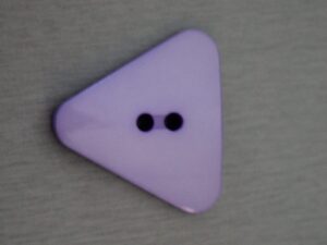 Trekantig knapp 30 mm ljuslila