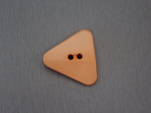 Trekantig Knapp 30 mm Aprikos - En vacker trekantig knapp i aprikosfärg.