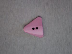 Trekantig Knapp 25 mm Ljuslila - En ljuslila trekantig knapp i storleken 25 mm.