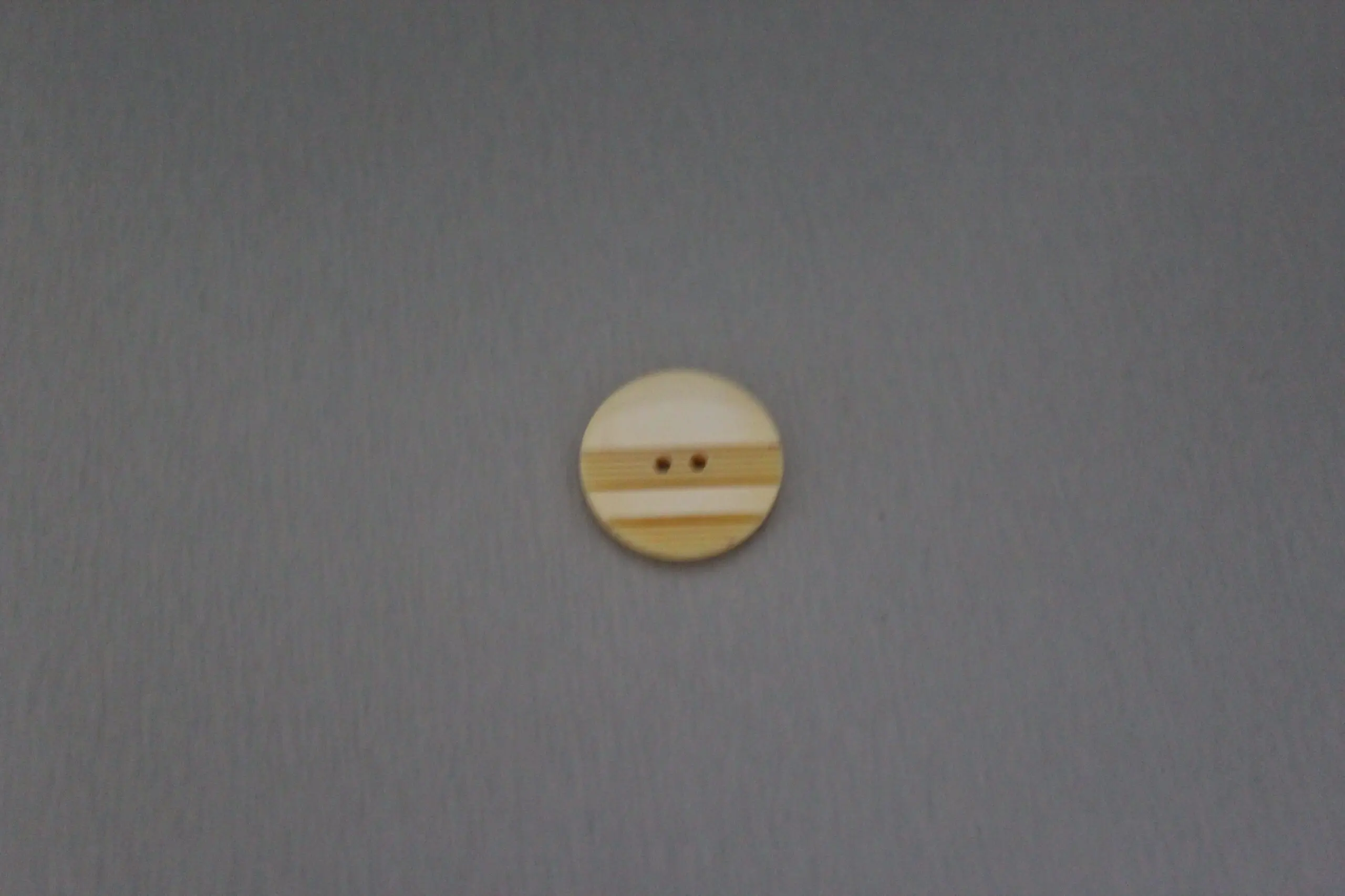 Knapp 22 mm Vitbeige - En vitbeige knapp i storleken 22 mm.