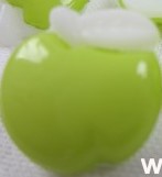 Söt barnknapp i form av ett äpple i limegrön färg