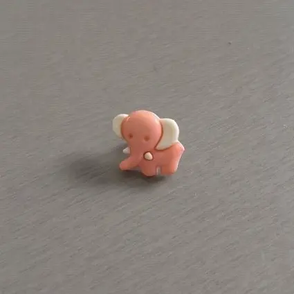 Barnknappar med elefantmotiv i rosa och vit, perfekt för barnkläder och pysselprojekt