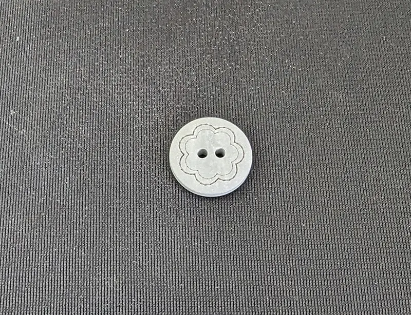 Knapp med ljusgrå färg