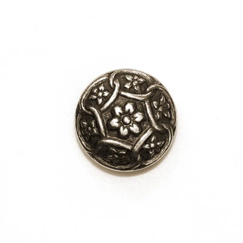 En bild på en knapp i tenn som heter Simre och tillverkas i norge. 21 mm stor.