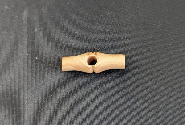 En knapp i trä